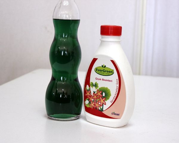 Sardunyalar İçin Sıvı Bitki Besini Çiçek Vitamini resmi